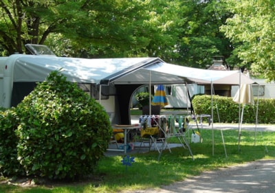Privilege Package (1 tent, caravan or motorhome / 1 car / electricity 10A) + Water point