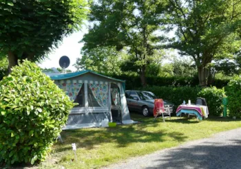 Emplacement - Forfait Privilège (1 Tente, Caravane Ou Camping-Car / 1 Voiture / Électricité 10A) + Eau Et Vidange - Camping Le Port de Lacombe