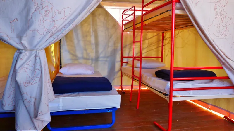 Tente Bengali  (Face Au Lac, Premier Rang)