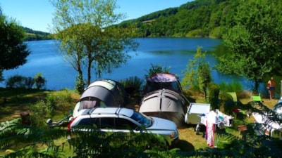 Pitch Privilège (with direct access and view to the lake))