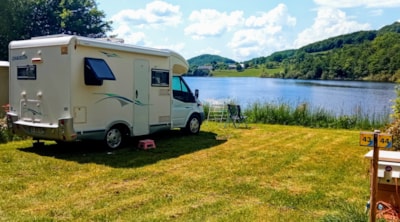 Pitch Privilège (with direct access and view to the lake))
