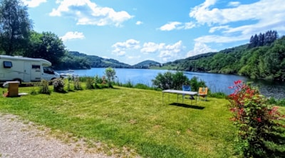 Pitch Privilège (with direct access and view to the lake))