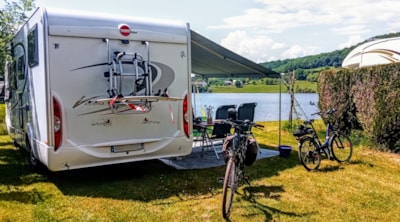 Pitch Privilège (with direct access and view to the lake))