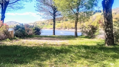 Pitch Privilège (with direct access and view to the lake))