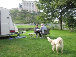Kampeerplaats(en) - Pack Duo 2 Volwassen + Standplaats + Voertuig + Elektriciteit - Camping du Château