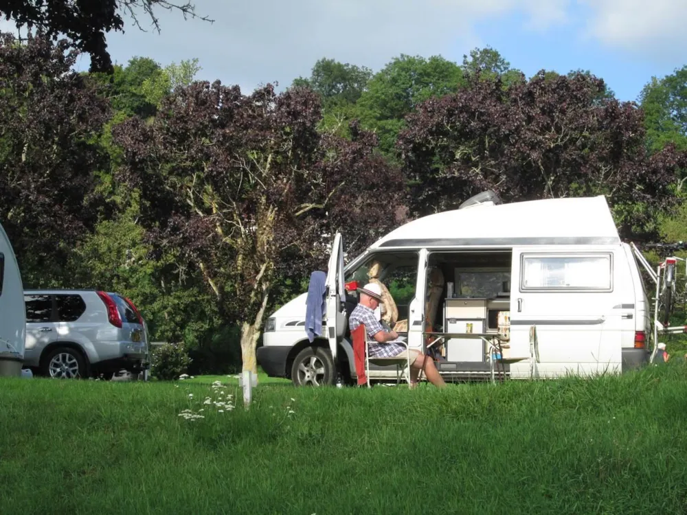 Stellplatz - Pack Solo 1 Erwachsene + Stellplatz + Fahrzeug + Strom - Camping du Château