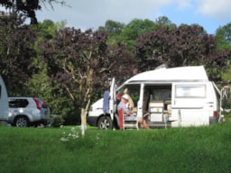 Pitch - Pack Solo 1 Adult + Pitch + Vehicle + Electricity. - Camping du Château