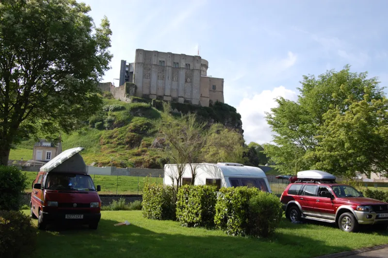 Emplacement Camping Car Caravane (1/6) Personne(S) + Véhicule + Électricité