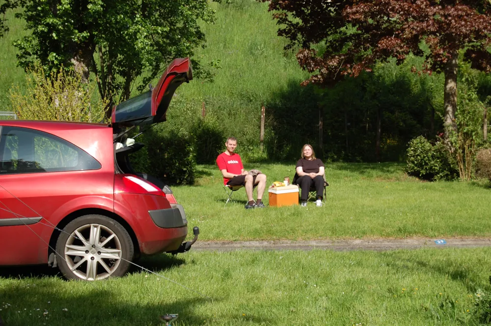Emplacement - Emplacement Tentes + 1 Personne + Électricité + Véhicule - Camping du Château