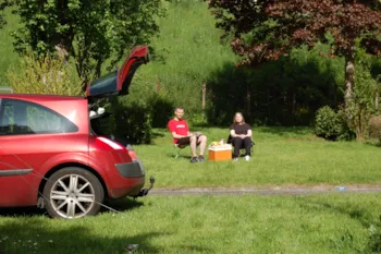 Stellplatz - Zelplatz + 1 Person + Strom + Fahrzeug - Camping du Château