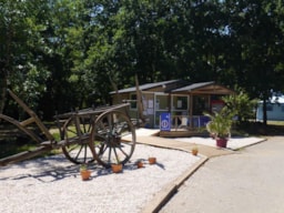 caravane ADRIA sous l'auvent – Le camping du Parc Lann