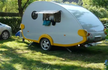 Stellplatz - Stellplatz Confort (Zelt, Wohnwagen, Wohnmobil / 1 Auto / Strom 10A) - Flower Camping Le Lac aux Oiseaux