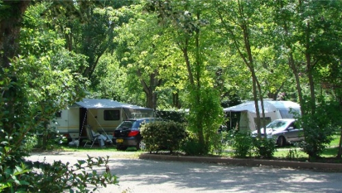 Kampeerplaats - Pakket Comfort (Voertuig + Tent , Caravan Of Camper) + Electriciteit 6A - Camping du VIADUC