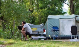 Kampeerplaats(en) - Pakket Rivier (Voertuig + Tent , Caravan Of Camper) + Electriciteit 6A - Camping du VIADUC