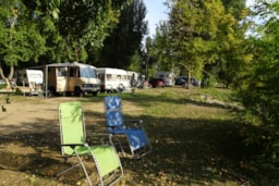 Kampeerplaats(en) - Pakket: Standplaats + 1 Voertuig + Tent Of Caravan - Camping LARRIBAL