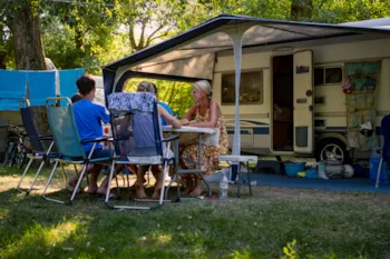 Kampeerplaats(en) - Natuurpakket (1 Tent, Caravan Of Camper / 1 Auto) - Flower Camping Saint Lambert