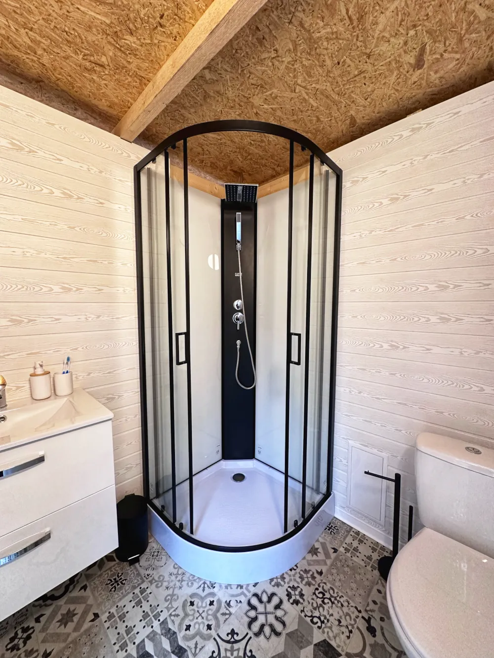 Emplacement - Forfait Freecamp - Emplacement Équipé D'un Sanitaire Individuel - Flower Camping Saint Lambert