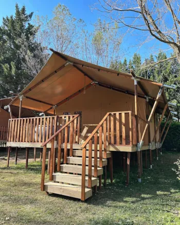 Huuraccommodatie(s) - Wood Lodge Premium 27M² (2Ch-4Pers) Avec Sanitaires + Terrasse 16M² + Lv + Spa Privatif - Flower Camping Saint Lambert