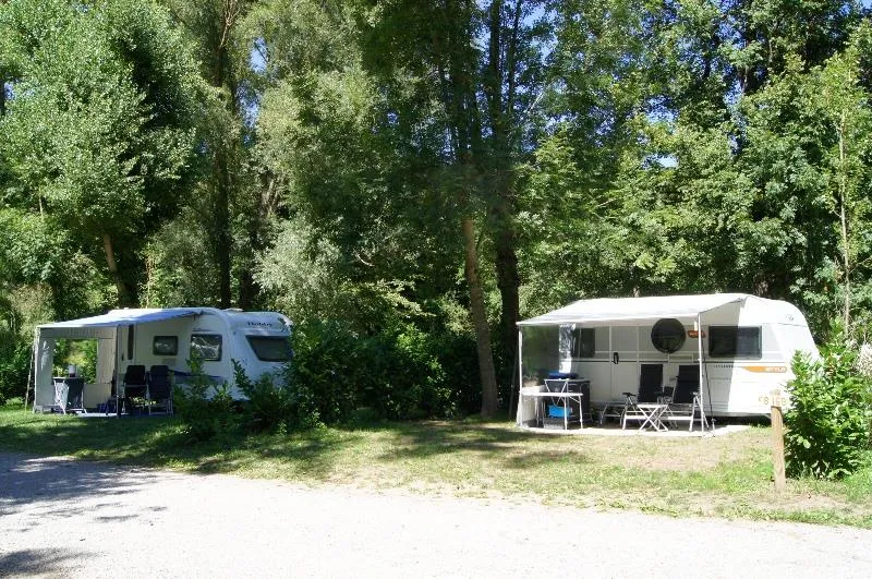 BASISPRIJS CONFORTPLAATS - Tent(en) / caravan + 1 auto (of 1 camper), elektriciteit 10 A
