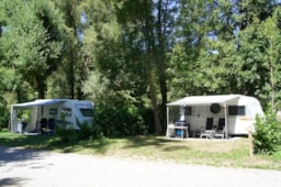 Stellplatz - Pauschale Confort- Zelt(En) / Wohnwagen + 1 Auto (Oder 1 Wohnmobil), Strom 10 A - Camping Les Bords du Tarn