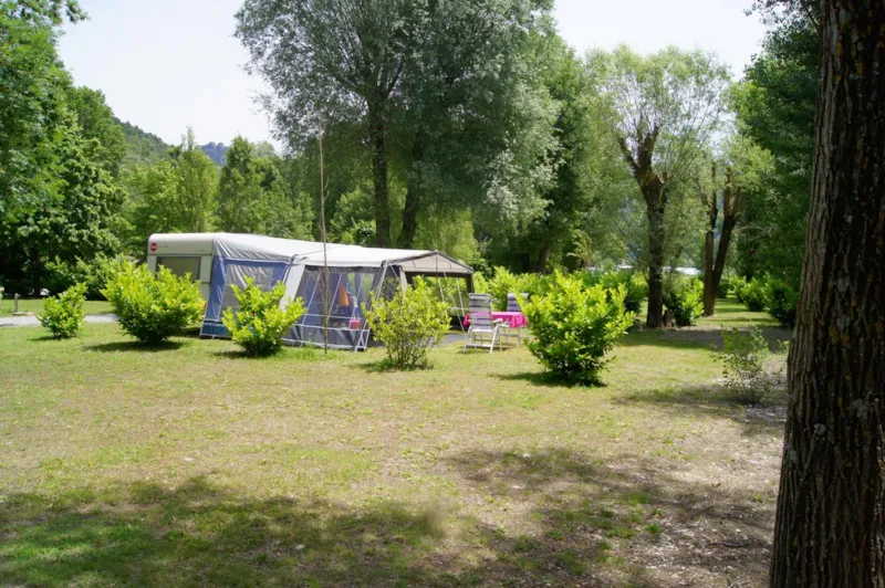 Forfait Empl. Confort Bord De Plage/Riviere - Tente(S)/Carav.+1 Voit.(Ou 1 Camping-Car),Électr. 10 A