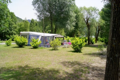 PACKAGE PITCH CONFORT BY THE BEACH / RIVER - Tent(s) / caravan + 1 car (or 1 motorhome), elect 10 A