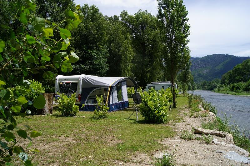 PACKAGE PITCH CONFORT BY THE BEACH / RIVER - Tent(s) / caravan + 1 car (or 1 motorhome), elect 10 A
