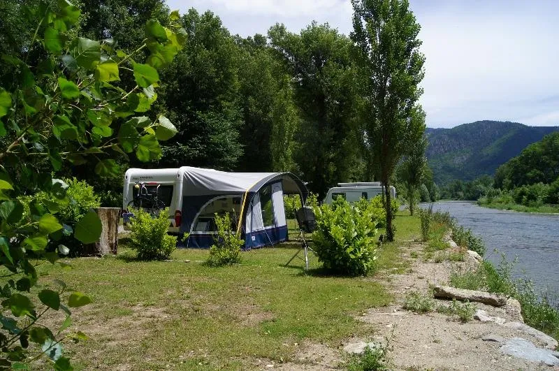BASISPRIJS CONFORTPLAATS AAN HET STRAND/RIVIER-Tent(en)/caravan+1 auto (of 1 camper),elektr. 10 A