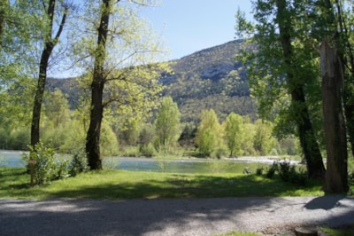 PACKAGE PITCH CONFORT BY THE BEACH / RIVER - Tent(s) / caravan + 1 car (or 1 motorhome), elect 10 A