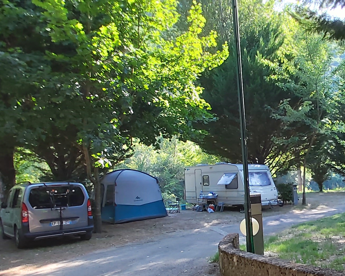 Forfait Bord De Rivière 1 Tente/caravane + 1 voiture + électricité ou camping-car + électricité