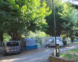 Stellplatz - Stellplatz Am Fluss - Camping Le Taranis (anciennement La Resclauze)