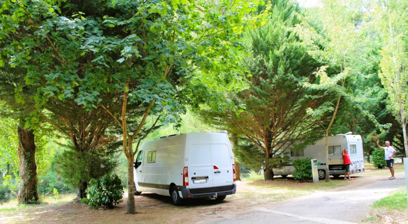 Forfait Bord De Rivière 1 Tente/Caravane + 1 Voiture + Électricité Ou Camping-Car + Électricité