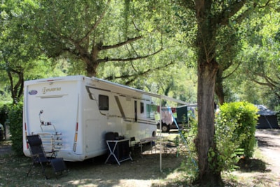 Nature Pitch 1 tent/caravan + 1 car or camper + electricity