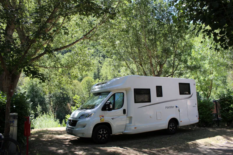 Forfait Bord De Rivière 1 Tente/Caravane + 1 Voiture + Électricité Ou Camping-Car + Électricité