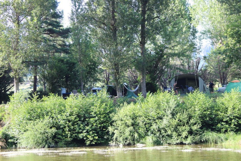 Forfait Bord De Rivière 1 Tente/caravane + 1 voiture + électricité ou camping-car + électricité