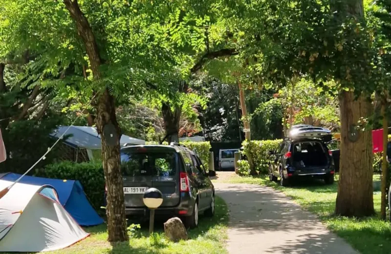 Forfait Bord De Rivière 1 Tente/Caravane + 1 Voiture + Électricité Ou Camping-Car + Électricité