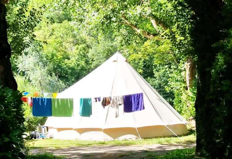 Forfait Bord De Rivière 1 Tente/Caravane + 1 Voiture + Électricité Ou Camping-Car + Électricité