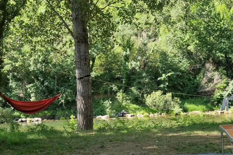 Forfait Bord De Rivière 1 Tente/Caravane + 1 Voiture + Électricité Ou Camping-Car + Électricité