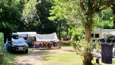 Nature Pitch 1 tent/caravan + 1 car or camper + electricity