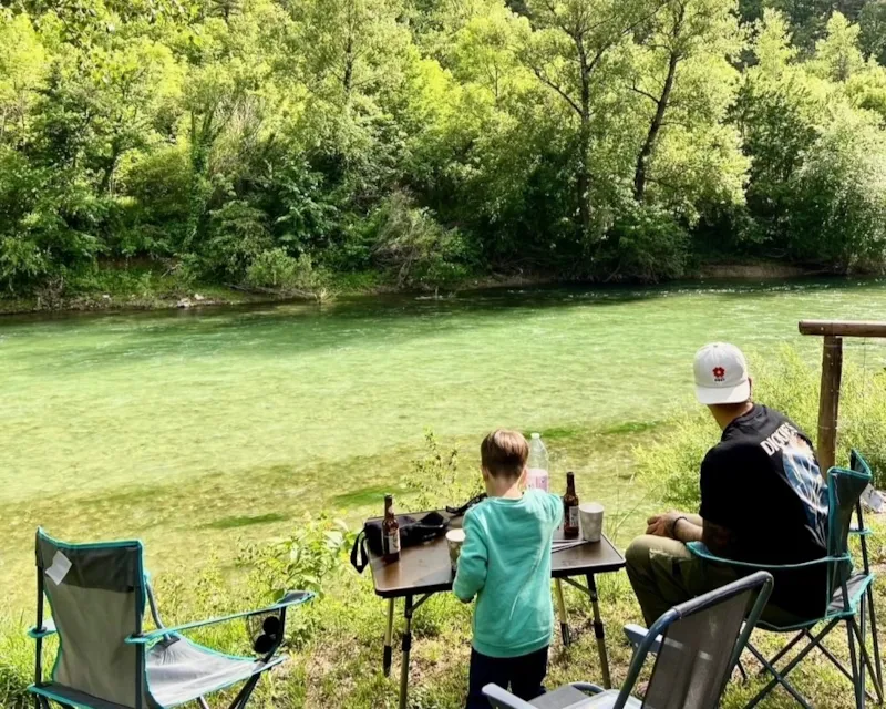 Forfait Bord De Rivière 1 Tente/Caravane + 1 Voiture + Électricité Ou Camping-Car + Électricité