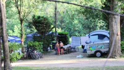 Nature Pitch 1 tent/caravan + 1 car or camper + electricity
