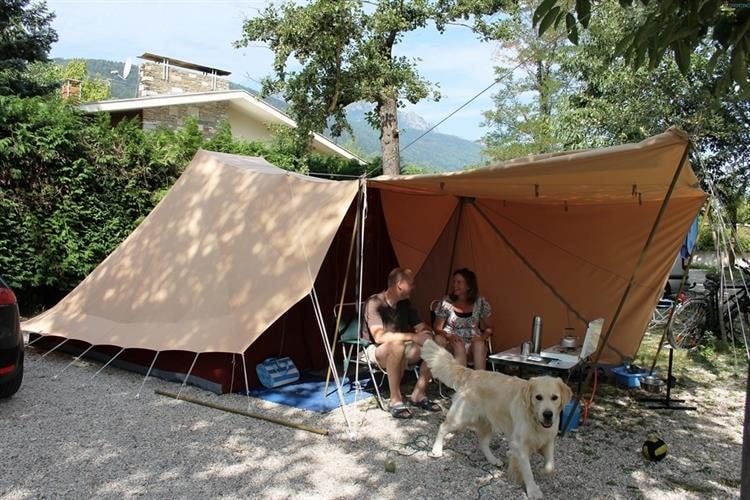 Standplaats tent/ caravan of kampeerauto + auto B