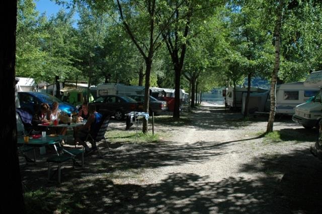 Standplaats tent/ caravan of kampeerauto + auto C