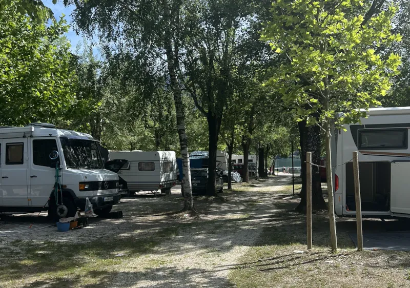 Emplacement Tente/Caravane Ou Camping-Car + Voiture B