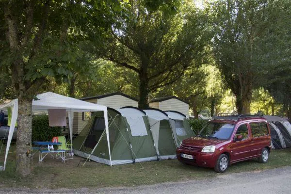 Standplaats Confort (1 tent, caravan of camper / 1 auto + elektriciteit 10A)