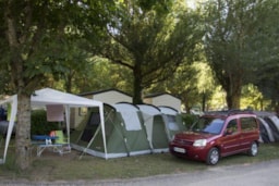 Stellplatz - Stellplatz Confort (Zelt, Wohnwagen, Wohnmobil / 1 Auto + Strom 10A) - Camping LES PRADES