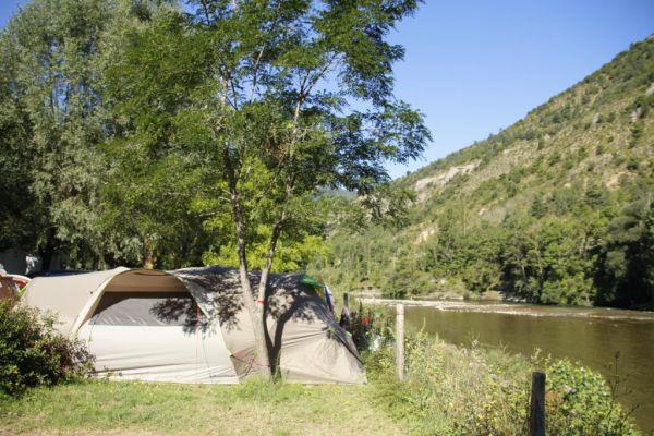 Forfait Bord de rivière (emplacement + tente, caravane ou camping-car / 1 voiture + électricité 10A)