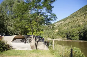 Stellplatz - Stellplatz Am Fluss (Zelt, Wohnwagen, Wohnmobil / 1 Auto + Strom 10A) - Camping LES PRADES