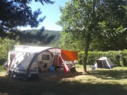Emplacement - Forfait 1 Véhicule Et - Camping LE ROC QUI PARLE