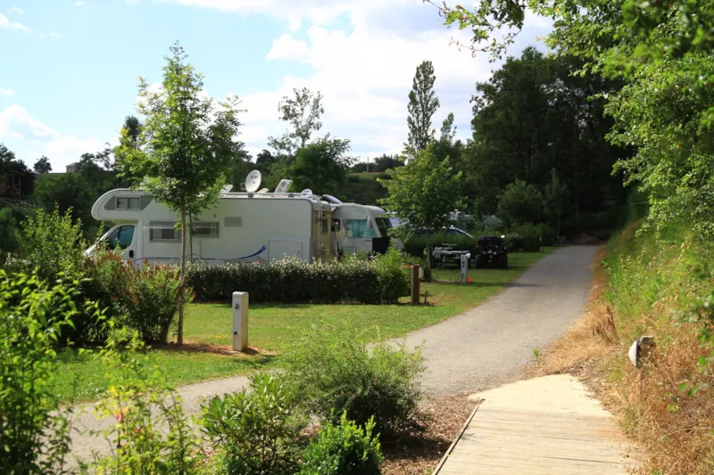 Emplacement Forfait Confort (Électricité 10A + Voiture, Tente, Caravane Ou Camping-Car)